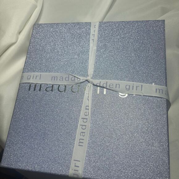 Madden Girl Boxed Gift Set in Camel beanie and scarf - Picture 5 of 5